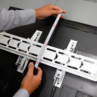 テレビの上側からベース金具上端までの距離を測ります